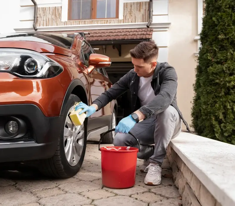 Lavage auto à domicile Saint-Benoît-sur-Loire : professionnel intervenant sur un véhicule